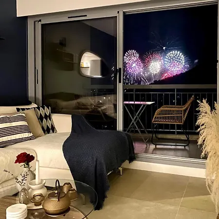 Luxe Vue Et Collines Avec Piscine Мандельё-ла-Напуль